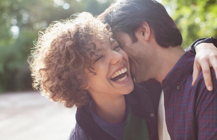 Pareja riendo feliz