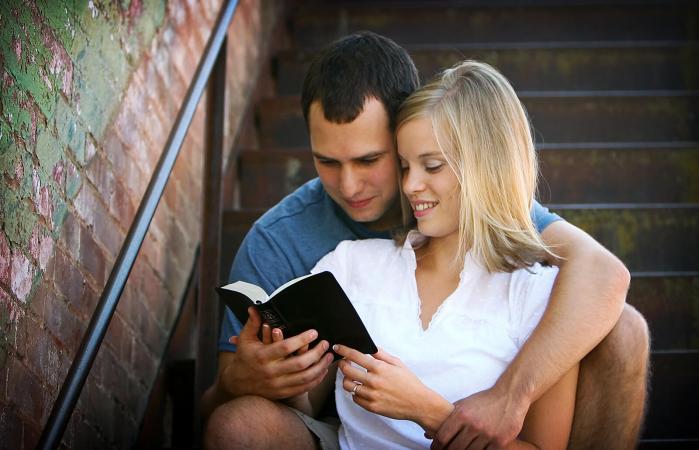 Pareja leyendo la biblia juntos