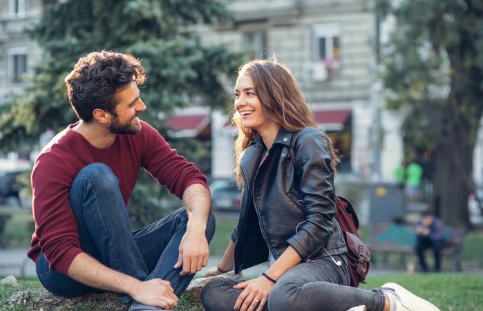Pareja hablando en el parque