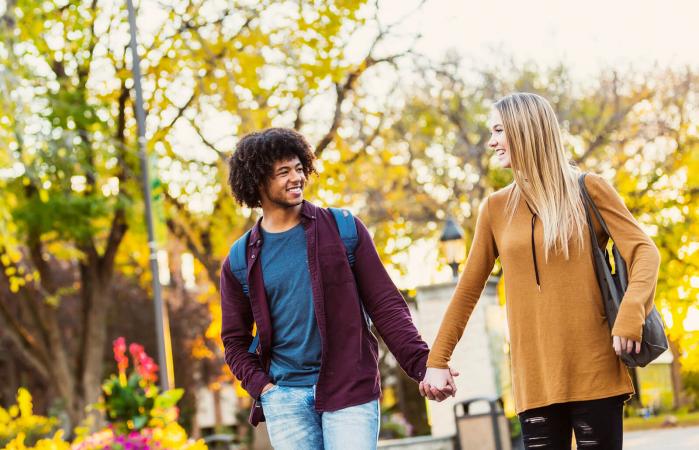 Pareja en el campus tomada de la mano