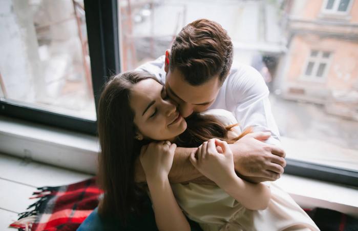Pareja abrazándose en un banco
