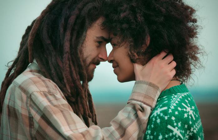 Pareja mirándose a los ojos