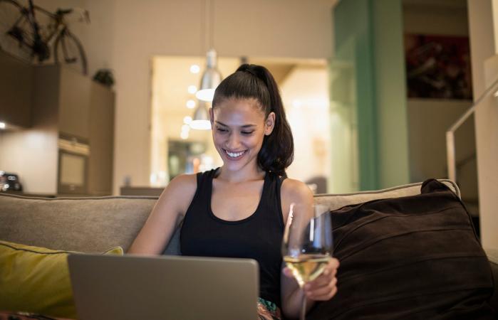 Mujer sonriente usando su laptop