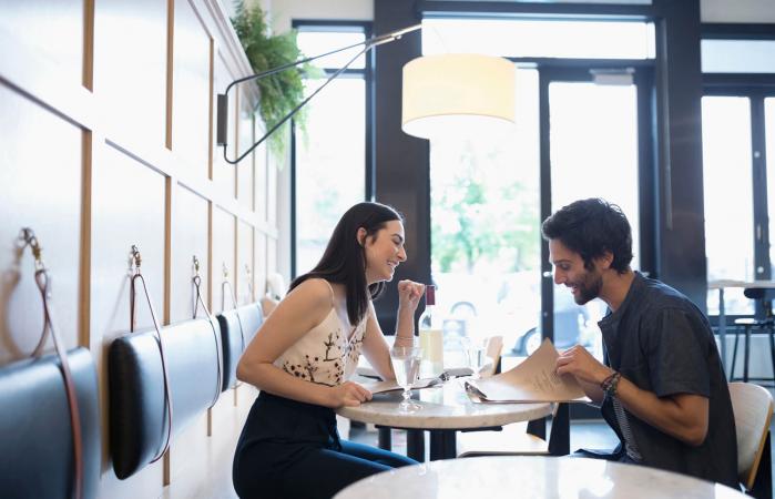 Pareja en su primera cita hablando