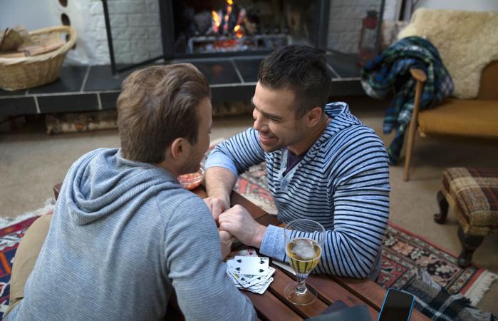 Amigos jugando a las cartas