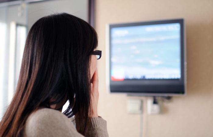 woman is watching news