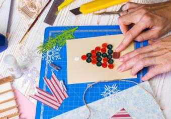 https://cf.ltkcdn.net/scrapbooking/images/slide/253754-850x595-Scrapbook_page_button_tree.jpg