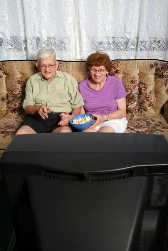 https://cf.ltkcdn.net/seniors/images/slide/91265-566x848-Watching_Family_Video.jpg