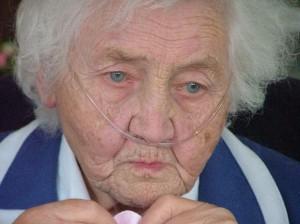 Image of an elderly woman wearing a nasal cannula