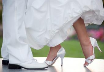 https://cf.ltkcdn.net/shoes/images/slide/28112-578x400-wedshoe7.jpg