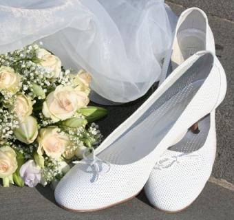https://cf.ltkcdn.net/shoes/images/slide/28120-425x400-wedshoe3.jpg