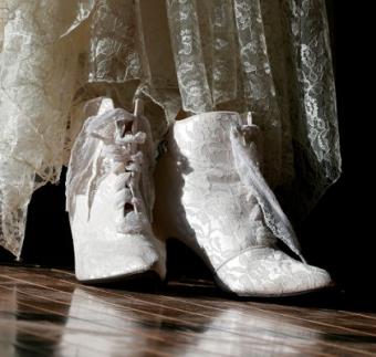 https://cf.ltkcdn.net/shoes/images/slide/28121-421x400-wedshoe13.jpg