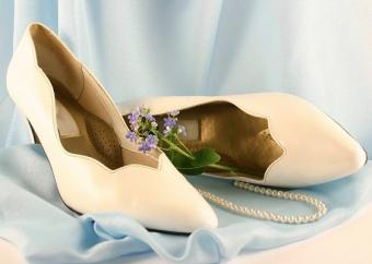 https://cf.ltkcdn.net/shoes/images/slide/28124-562x400-wedshoe15.jpg