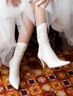 https://cf.ltkcdn.net/shoes/images/slide/28125-305x400-wedshoe14.jpg