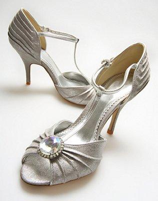https://cf.ltkcdn.net/shoes/images/slide/28127-316x400-wedshoe5.jpg
