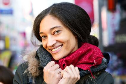 امرأة شابة مع التصحيح الجلد الداكن