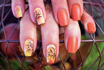 https://cf.ltkcdn.net/skincare/images/slide/281042-850x566-fall-nail-ideas-orange.jpg