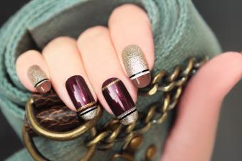 https://cf.ltkcdn.net/skincare/images/slide/281046-850x566-fall-nail-ideas-sparkly.jpg