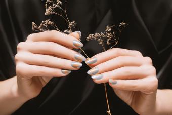 https://cf.ltkcdn.net/skincare/images/slide/281047-850x566-fall-nail-ideas-fire-ice.jpg
