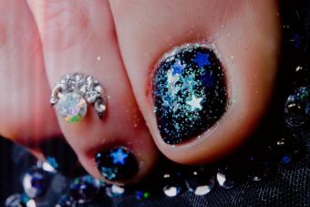 https://cf.ltkcdn.net/skincare/images/slide/281048-850x566-fall-nail-ideas-night.jpg