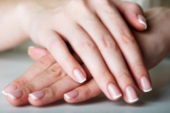 https://cf.ltkcdn.net/skincare/images/slide/281049-850x566-fall-nail-ideas-french-manicure.jpg