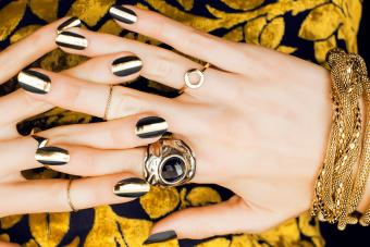 https://cf.ltkcdn.net/skincare/images/slide/281495-850x566-halloween-nails-talon.jpg