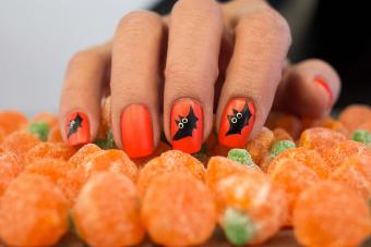 https://cf.ltkcdn.net/skincare/images/slide/281499-850x566-halloween-nails-bat.jpg