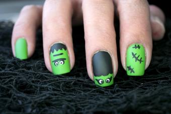 https://cf.ltkcdn.net/skincare/images/slide/281500-850x566-halloween-nails-frankestein.jpg