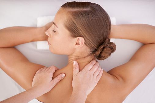 femme sur une table de massage