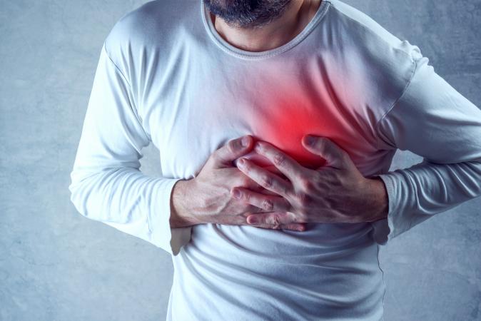 Honbre teniendo ataque cardiaco
