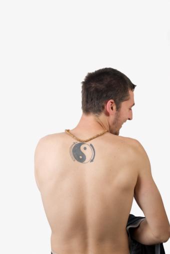 https://cf.ltkcdn.net/tattoos/images/slide/155711-567x847-upper-back-yin-yang.jpg