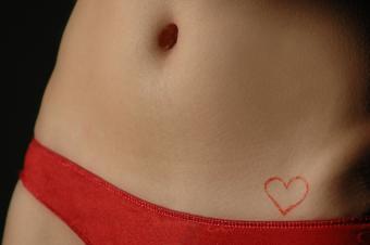 https://cf.ltkcdn.net/tattoos/images/slide/158357-850x565r1-Small-red-heart-on-hip.jpg