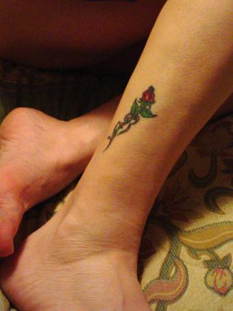 https://cf.ltkcdn.net/tattoos/images/slide/183737-600x800-rose-ankle-tattoo.jpg