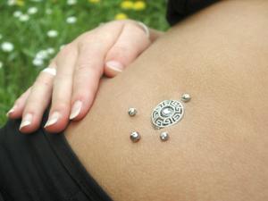 Belly piercing