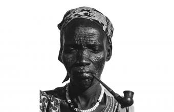 Mujer africana con escarificación tribal facial