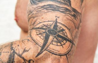 Brazo tatuado con rosa de los vientos