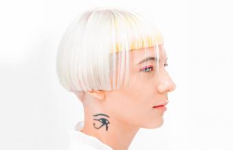 Mujer con tatuaje de ojo ra