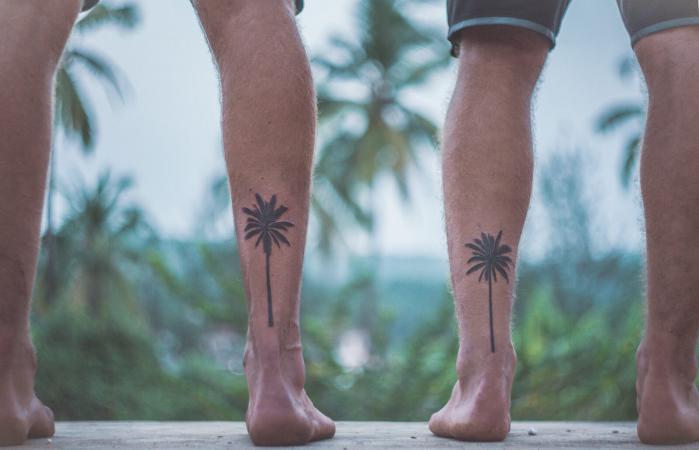 Amigos con tatuajes de palmeras