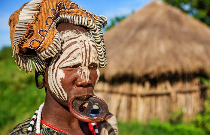 Retrato de una mujer de la tribu Mursi