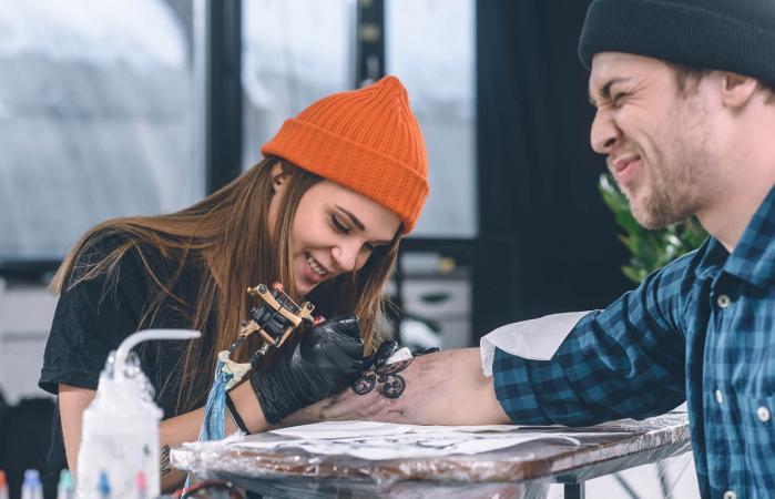 hacerse un tatuaje doloroso