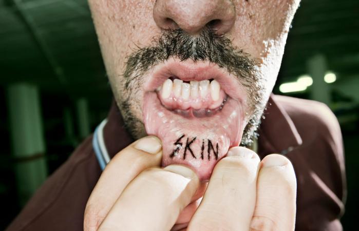 Tatuaje dentro del labio