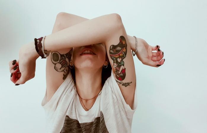 Mujer con tatuajes