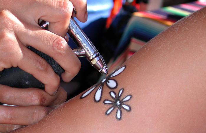 Tatuaje con aerógrafo