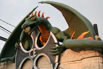 Cutting Edge haunted house dragon decoration