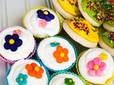 Cupcakes with royal icing flowers
