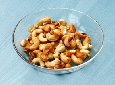 Bowl_of_cashews.jpg