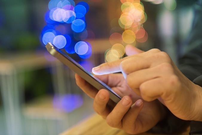 User reviewing a website via a mobile phone