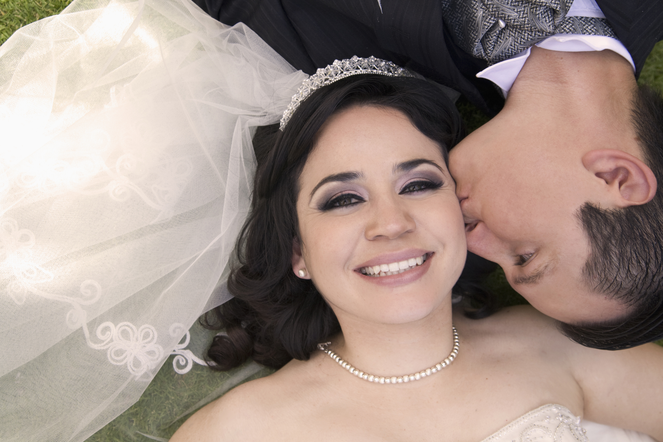 Hispanic Wedding Tradition: How to include a Mantilla Ceremony in