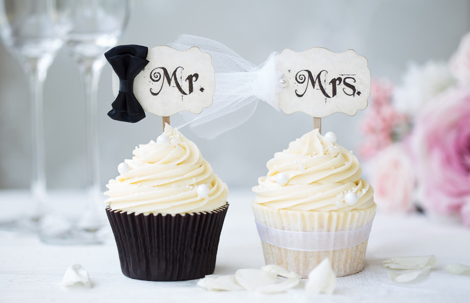 simple black and white wedding cupcakes