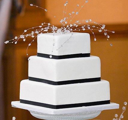 Pictures of Black and White Wedding Cakes | LoveToKnow Formal weddings with black and white colors are elegant affairs